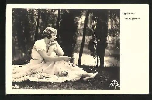 AK Schauspielerin Marianne Winkelstern sitzt im Park