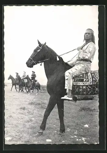 AK Schauspieler Pierre Brice als Winnetou auf Iltschi