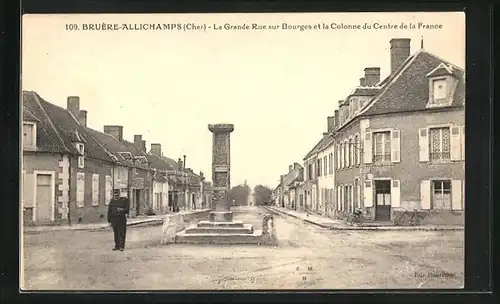 AK Bruère-Allichamps, La Grande Rue sur Bourges et la Colonne du Centre de la France