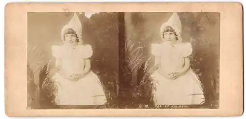 Stereo-Fotografie unbekannter Fotograf und Ort, niedliches kleines Mädchen Leni im weissen Kleid mit Zipfelmütze