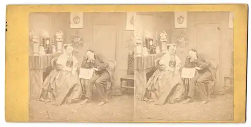 Stereo-Fotografie unbekannter Fotograf und Ort, Paar im Biedermeierkleid und Anzug posiern in einer Studiokulisse