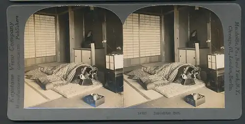 Stereo-Fotografie Keystone View Comp. Meadville / PA., Japanerin in einem typischen japinischen Bett