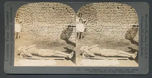 Stereo-Fotografie Keystone View Comp. Meadville / PA., Hindu Gläubiger Fakir auf dem Nagelbett in Calcutta, Busse leisten