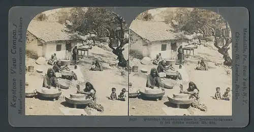 Stereo-Fotografie Keystone View Comp., Meadville / PA., Hindufrauen beim Getreide mahlen in Indien, Volkstypen