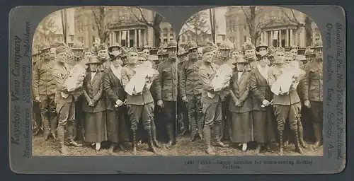 Stereo-Fotografie Keystone View Comp., Meadville / PA., Happy Reunion for Home-Comming Soldier Fathers