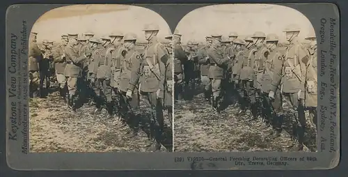 Stereo-Fotografie Keystone View Comp., Meadville / PA., General Pershing Decorating Officers of 89th Division at Treves