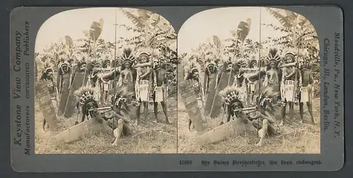 Stereo-Fotografie Keystone View Comp., Meadville / PA., Menschenfresser aus Neu Guinea bringen ihre Beute ein