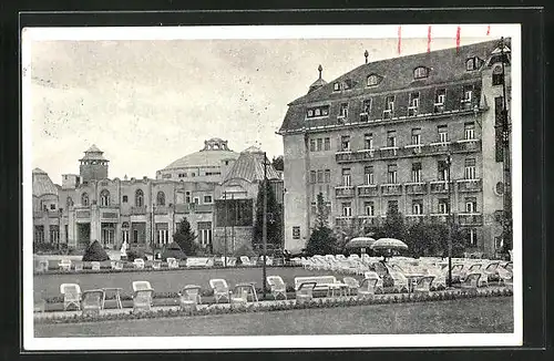 AK Piestany, Grünfläche mit Stühlen im Stadtbild