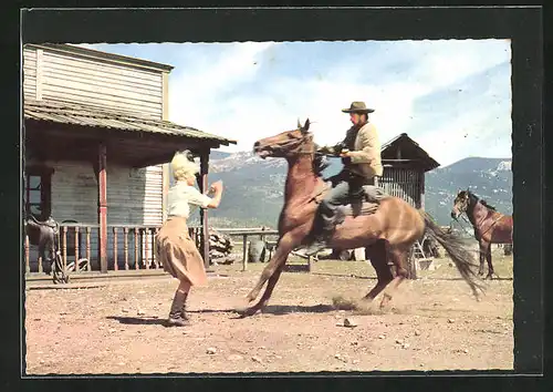 AK Filmszene aus Karl May-Film Unter Geiern, Die Entführung Annies