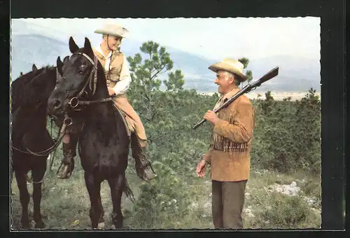 AK Filmszene aus Karl May-Film Unter Geiern, Old Surehand und Annie im Gespräch