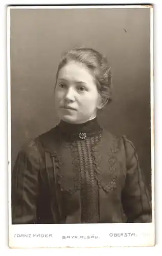 Fotografie Franz Mader, Oberstaufen, Portrait schönes Fräulein mit zurückgebundenem Haar