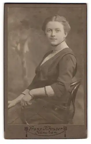 Fotografie Franz Kreuzer, München, Portrait bildschönes Fräulein mit Armschmuck im Kleid