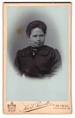 Fotografie Karl Posselt, Ried im Innkreis, Kirchenplatz 17, Portrait dunkelhaarige Dame mit Ohr- und Halsschmuck