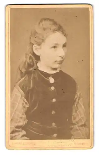 Fotografie Lorenz Lebenepp, München, Augustenstr. 57, Portrait bildschönes Mädchen mit langem Haar im Samt-Kleid