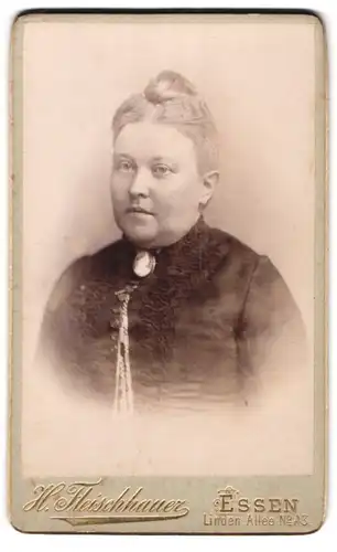 Fotografie H. Fleischhauer, Essen, Lindenallee 43, Portrait hübsche Dame mit Dutt