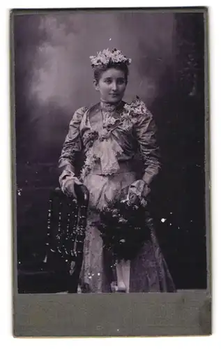 Fotografie Max Seifert, Freiberg i. S., Poststr. 11, Portrait hübsches Fräulein im mit Blumen verziertem Kleid