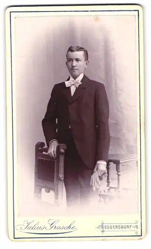 Fotografie Julius Grusche, Neugersdorf i. S., Portrait charmanter junger Mann mit Fliege im Anzug