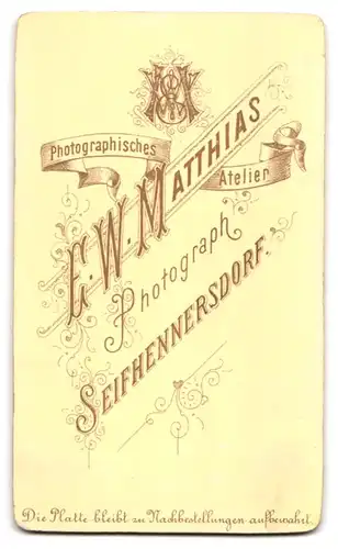 Fotografie E. W. Matthias, Seifhennersdorf, Portrait zwei niedliche Mädchen mit Blumenkörben