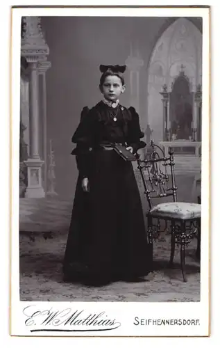 Fotografie E. W. Matthias, Seifhennersdorf, Portrait bildschönes Mädchen mit Gebetsbuch im schwarzen Kleid