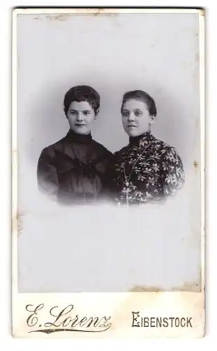 Fotografie E. Lorenz, Eibenstock, Schönheiderstrasse, Portrait zwei hübsche junge Frauen in eleganter Kleidung