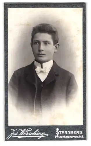 Fotografie Jos. Wörsching, Starnberg, Possenhofenerstr. 245, Portrait junger Mann mit Fliege im Jackett
