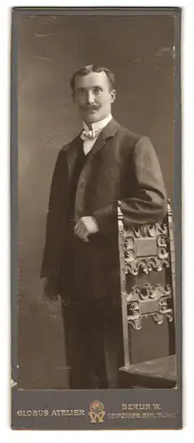 Fotografie Atelier Globus, Berlin, Leipziger Str. 132 /137, Portrait stattlicher Herr mit Schnurrbart im Anzug