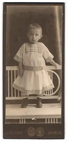 Fotografie J. Fuchs, Berlin, Friedrichstr. 108, Portrait blondes Kleinkind im weissen Kleidchen