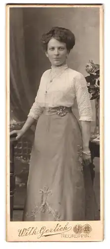 Fotografie Wilh. Gerlich, Neuruppin, Paradeplatz, Portrait dunkelhaarige Schönheit in Bluse und Rock