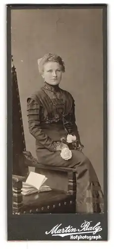 Fotografie Martin Balg, Berlin, Dirksenstrasse 25, Portrait bildschönes Fräulein mit Rosen in der Hand