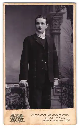 Fotografie Georg Maurer, Halle a. S., Gr. Brauhausstr. 30, Portrait junger charmanter Mann im eleganten Jackett