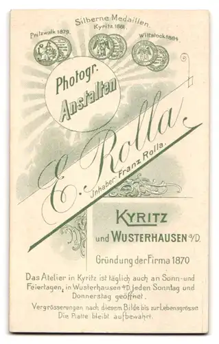 Fotografie E. Rolla, Kyritz, Portrait blondes süsses Mädchen im weissen gerüschten Kleid