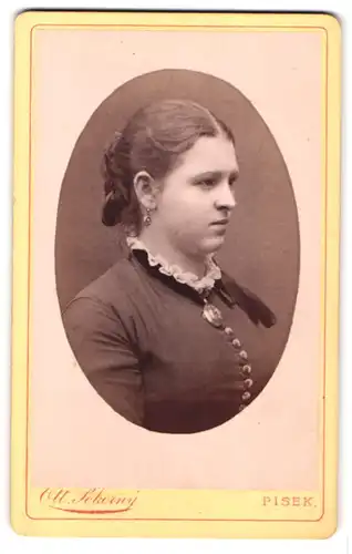 Fotografie Ottomar Pokorný, Pisku, Portrait schönes Fräulein mit Ohr- und Halsschmuck