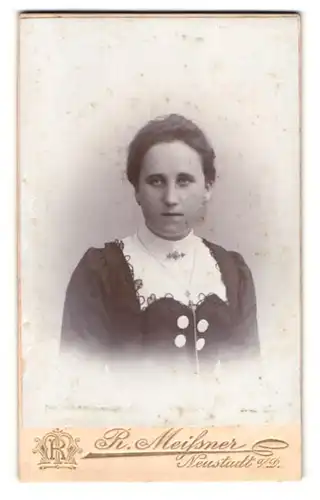 Fotografie R. Meissner, Neustadt a. D., Portrait dunkelhaarige junge Frau mit Brosche am Blusenkragen