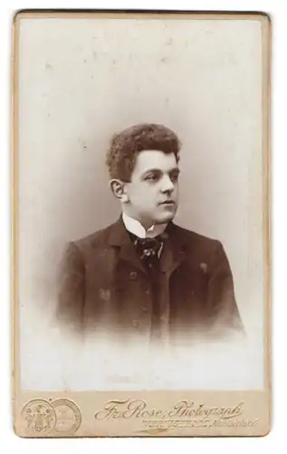Fotografie Fr. Rose, Wernigerode, Nicolaiplatz 1, Portrait junger Mann mit dunklem Haar im Jackett