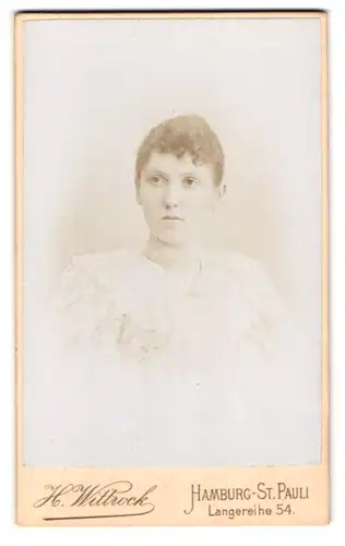 Fotografie H. Wittrock, Hamburg-St.-Pauli, Langereihe 54, Portrait brünettes Fräulein im weissen gerüschten Kleid