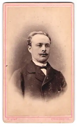 Fotografie W. Gräf, Quakenbrück, Portrait stattlicher Herr mit Schnurrbart im Jackett