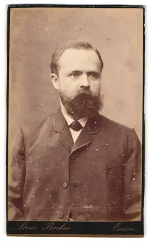 Fotografie Louis Becker, Essen, Fleischmarkt, Portrait stattlicher junger Mann mit Vollbart