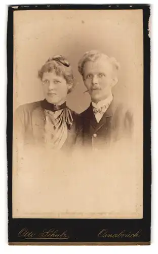 Fotografie Otto Schulz, Osnabrück, Domhof 4a, Portrait eines elegant gekleideten Paares