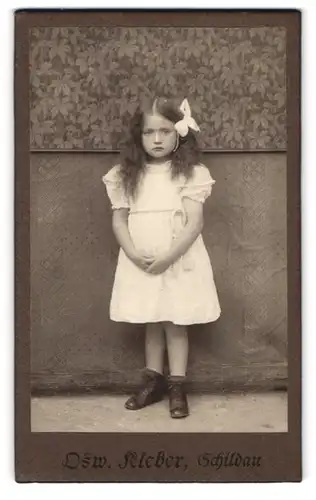 Fotografie Osw. Kleber, Schildau, Portrait niedliches Mädchen mit Haarschleife im weissen Kleid