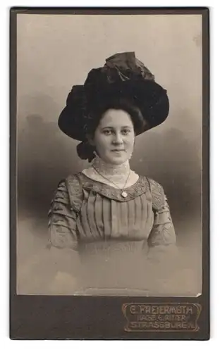 Fotografie E. Freiermuth, Strassburg i. E., Portrait charmant lächelndes Fräulein mit interessantem Hut