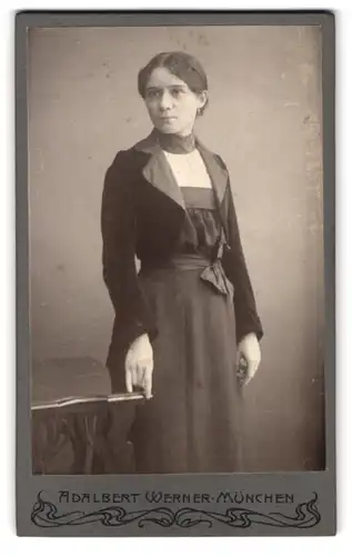 Fotografie Adalbert Werner, München, Elisenstr. 7, Portrait dunkelhaarige junge Schönheit im figurbetonenden Kleid