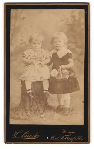 Fotografie H. Beucke, Dissen, Portrait zwei niedliche blonde Kinder mit Blumenkorb in Kleidern