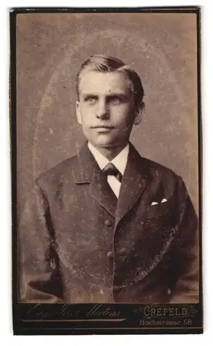 Fotografie Eug. Jos. Mertens, Crefeld, Hochstrasse 68, Portrait blonder charmanter junger Mann im eleganten Jackett