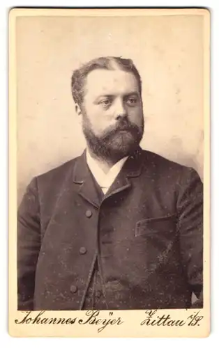 Fotografie Johannes Beyer, Zittau i. S., Portrait stattlicher Herr mit Vollbart im Jackett