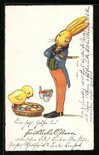 AK Osterhase in Frack und karierter Hose malt die Ostereier bunt an, Küken sitzt im Korb