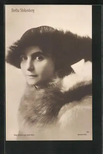 AK Opernsängerin Hertha Stolzenberg mit Hut und Pelz