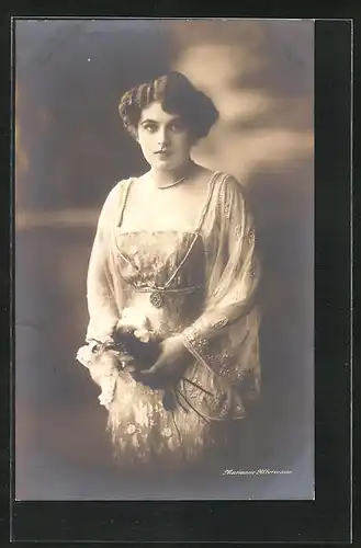 AK Opernsängerin Marianne Alfermann mit Blumen