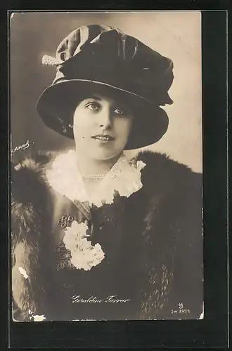 AK Opernsängerin Geraldine Farrar mit Pelzstola und elegantem Hut
