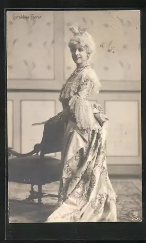 AK Opernsängerin Geraldine Farrar im eleganten Bühnenkleid