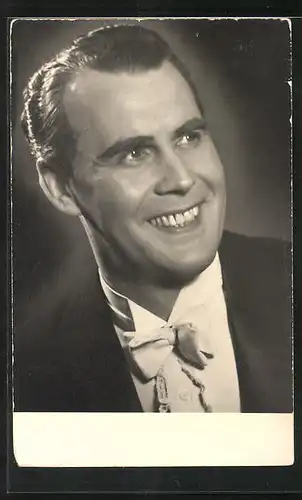 AK Opernsänger Martin Ritzmann charmant in Fliege und Jackett